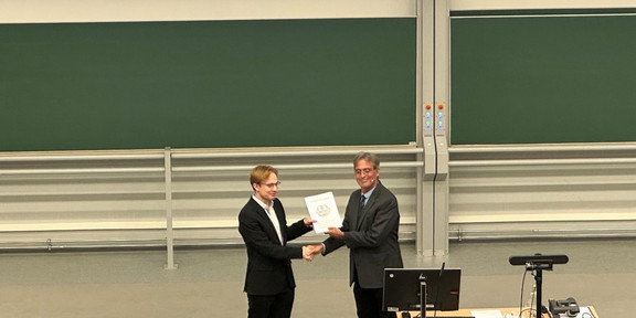 Dr. Joshua Mornhinweg receiving the prize.